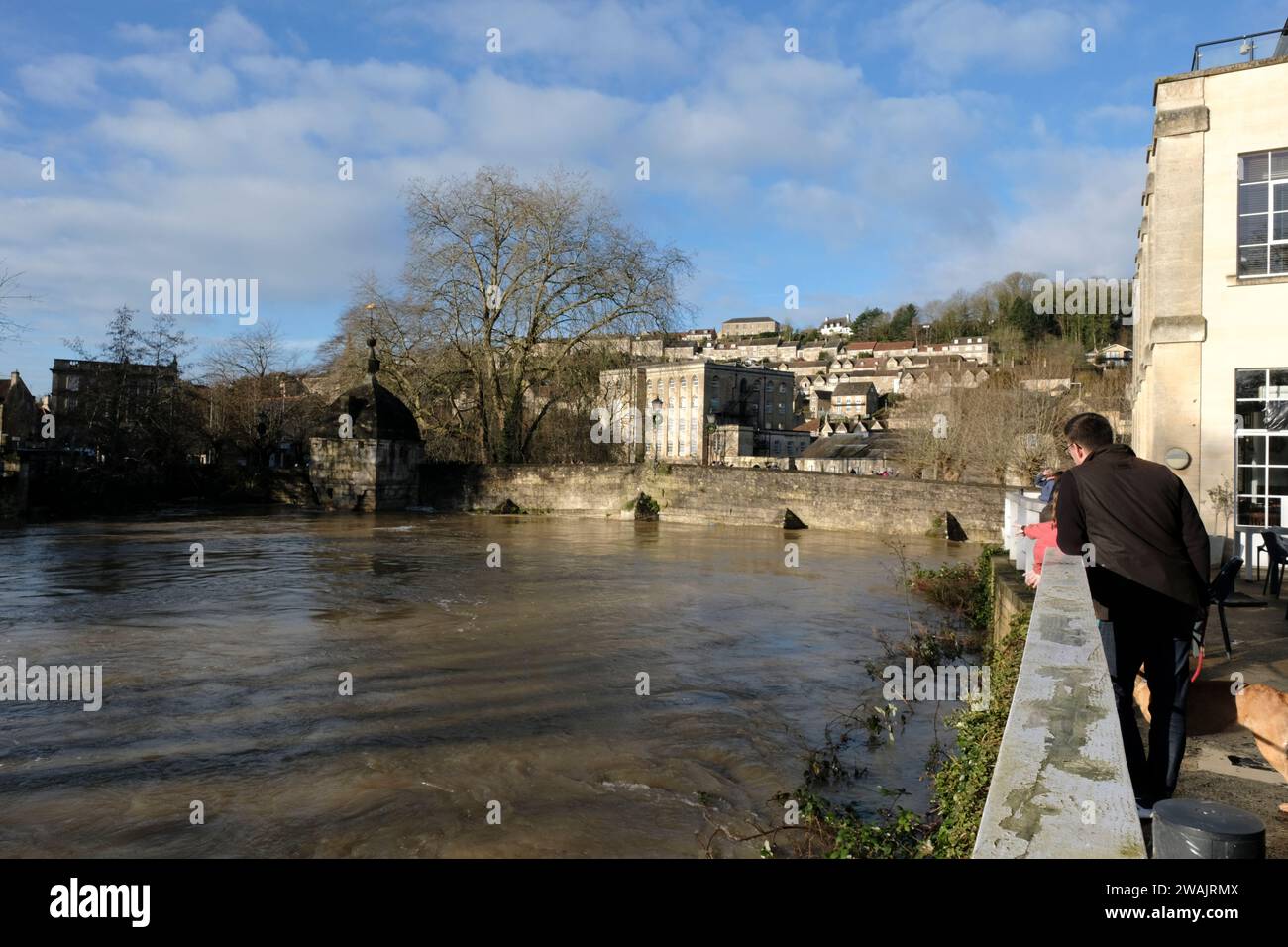 Bradford-on-Avon, UK. 5th Jan, 2023. River Avon has burst its banks and flooded the centre of historic Bradford-on-Avon. With the fields saturated the water from winter storms has nowhere else to go. The environment agency is concerned about Bradford-on Avon but unlike previous years has not installed flood barriers because of health and safety concerns. Road closed signs are posted at the edge of the town, but some drivers are venturing through the flood. Credit: JMF News/Alamy Live News Stock Photo