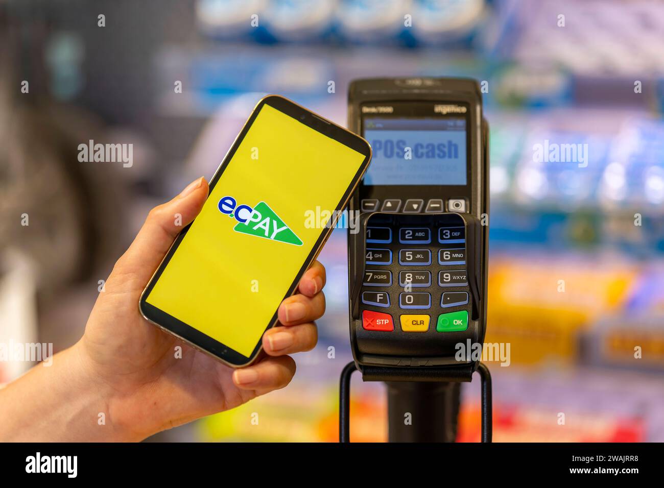 03.01.2024, Frau bezahlt mit Smartphone mittels hinterlegter ECKarte