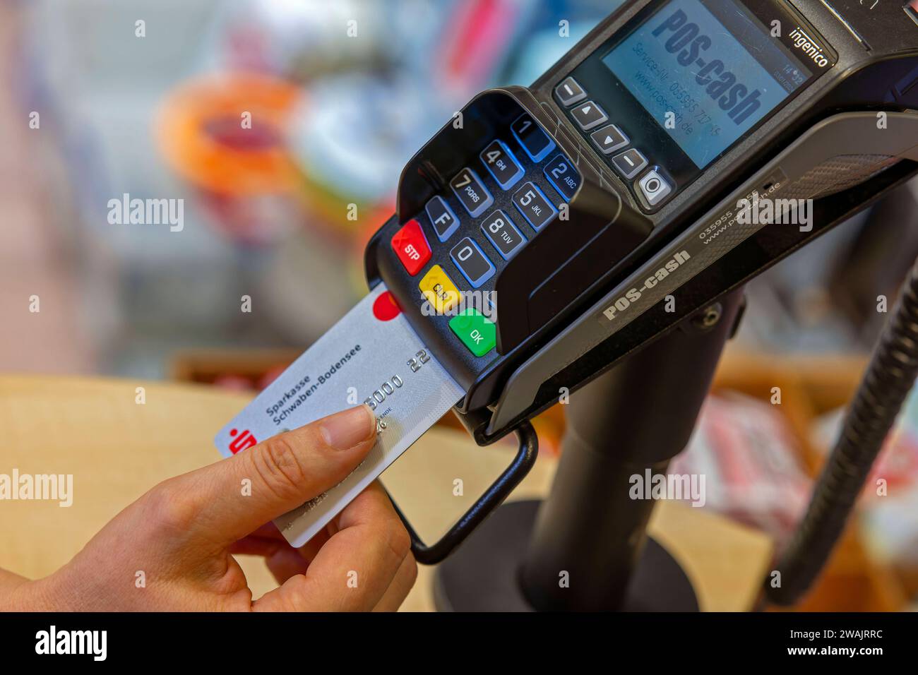 03.01.2024, Frau bezahlt mit der EC-Karte im Geschäft. 03.01.2024, Kartenzahlung 03.01.2024, Kartenzahlung *** 03 01 2024, Woman pays with EC card in store 03 01 2024, Card payment 03 01 2024, Card payment Stock Photo