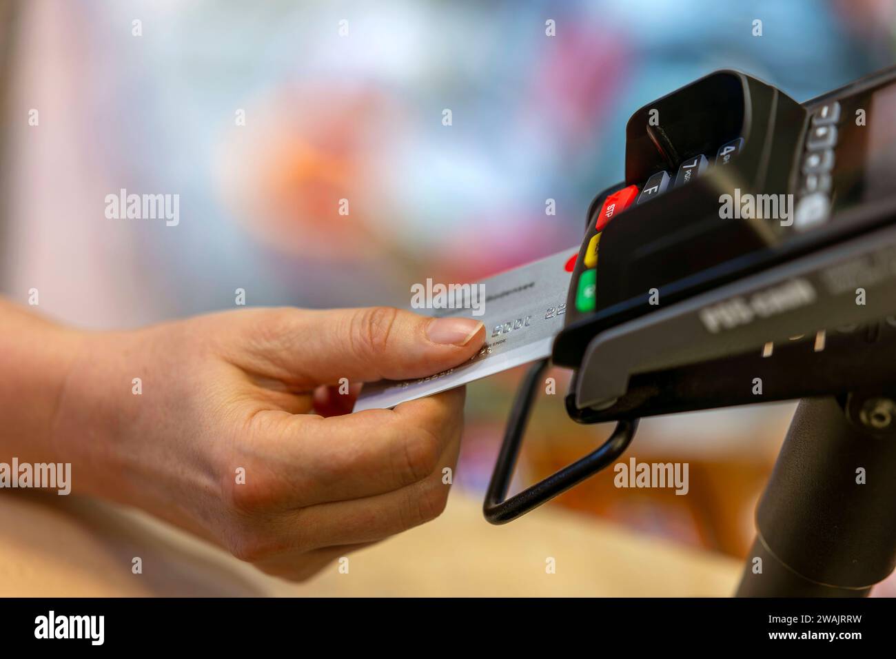 03.01.2024, Frau bezahlt mit der EC-Karte im Geschäft. 03.01.2024, Kartenzahlung 03.01.2024, Kartenzahlung *** 03 01 2024, Woman pays with EC card in store 03 01 2024, Card payment 03 01 2024, Card payment Stock Photo