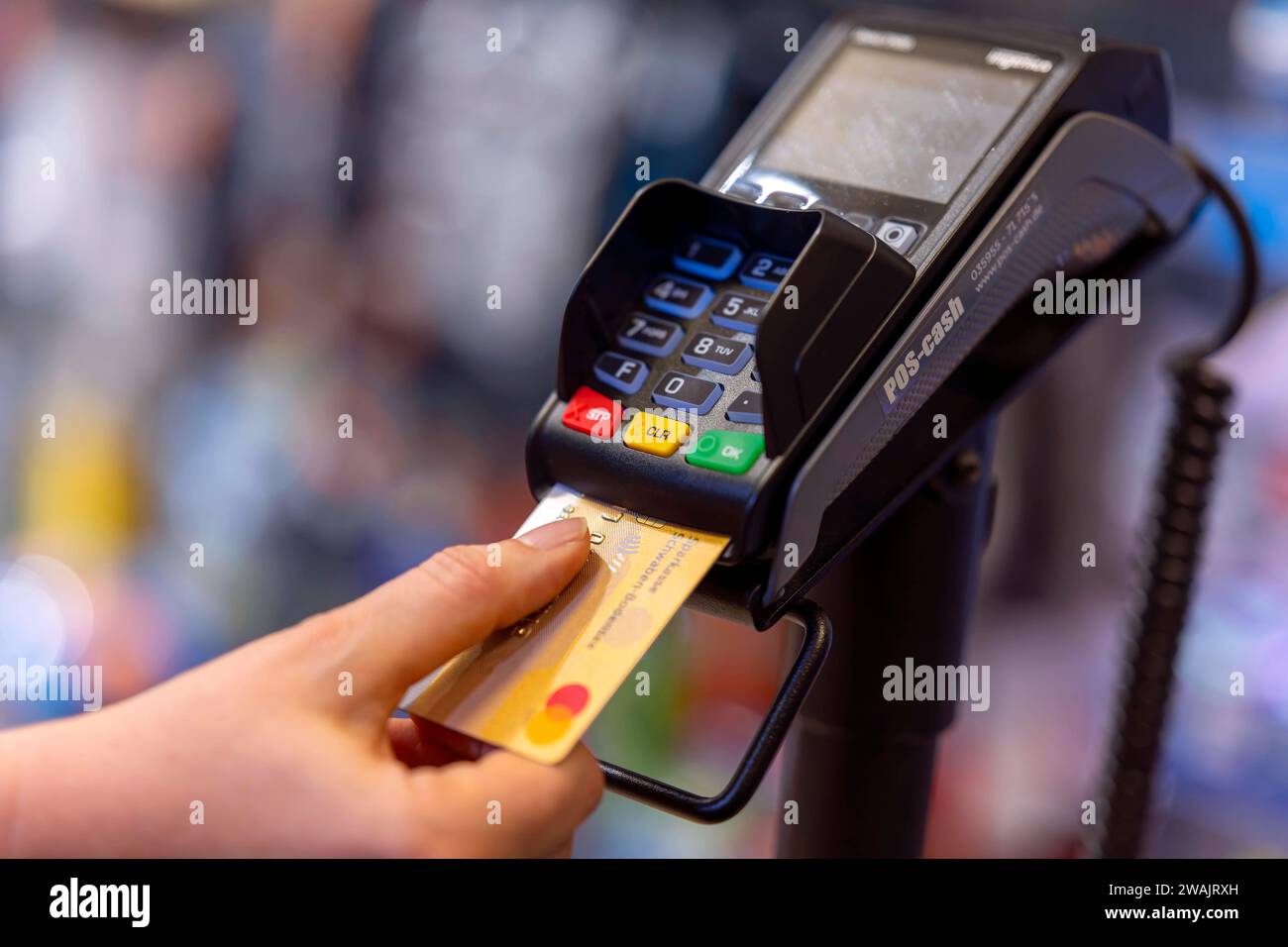 03.01.2024, Frau bezahlt mit der EC-Karte im Geschäft. 03.01.2024, Kartenzahlung 03.01.2024, Kartenzahlung *** 03 01 2024, Woman pays with EC card in store 03 01 2024, Card payment 03 01 2024, Card payment Stock Photo