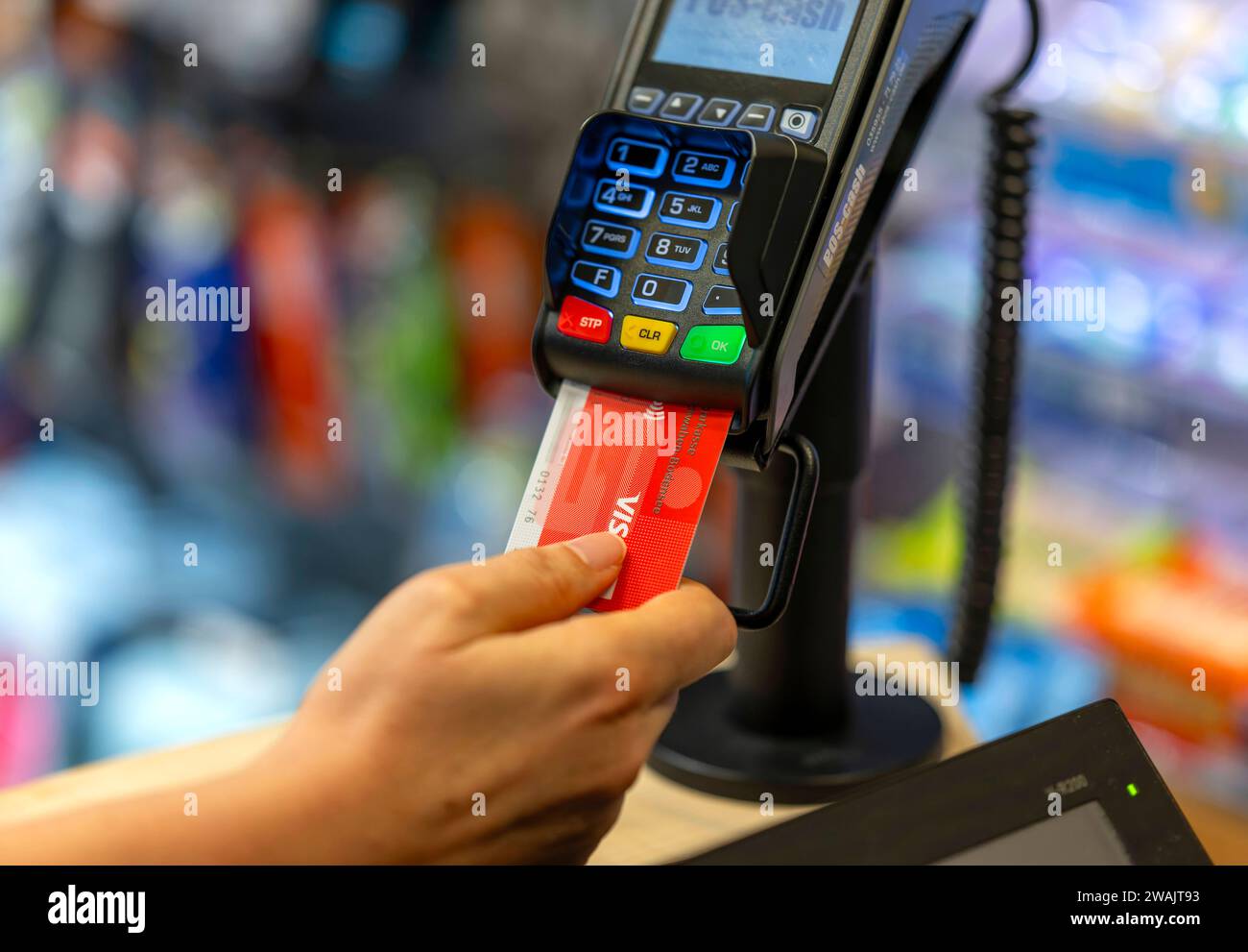 03.01.2024, Frau bezahlt mit der EC-Karte im Geschäft. 03.01.2024, Kartenzahlung 03.01.2024, Kartenzahlung *** 03 01 2024, Woman pays with EC card in store 03 01 2024, Card payment 03 01 2024, Card payment Stock Photo