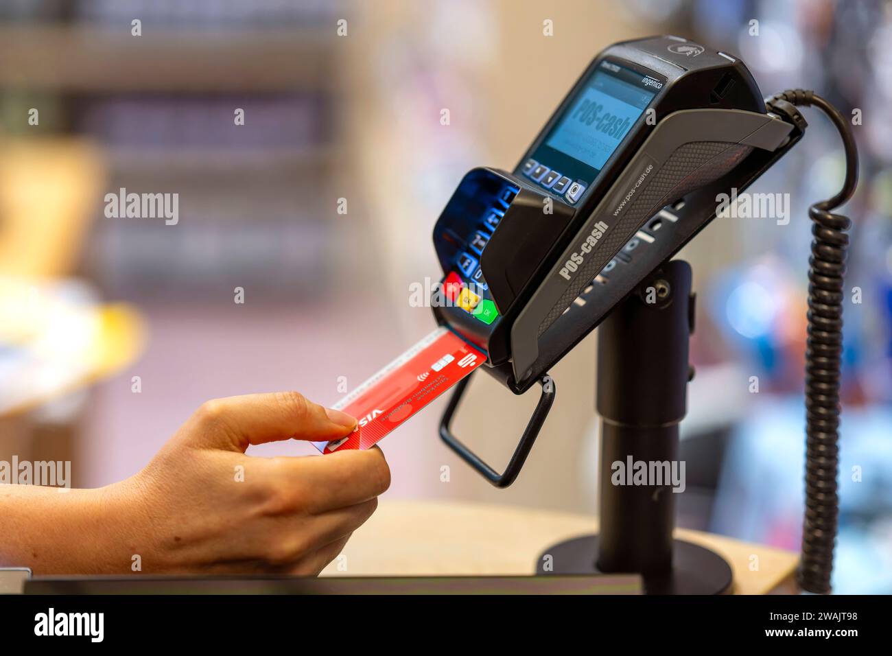 03.01.2024, Frau bezahlt mit der EC-Karte im Geschäft. 03.01.2024, Kartenzahlung 03.01.2024, Kartenzahlung *** 03 01 2024, Woman pays with EC card in store 03 01 2024, Card payment 03 01 2024, Card payment Stock Photo