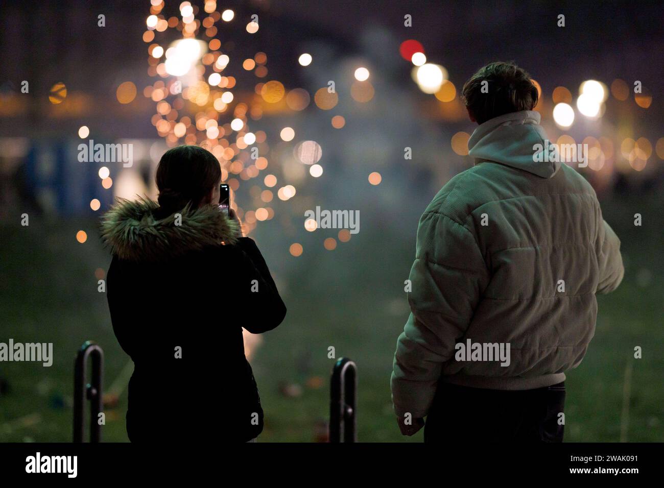 Jahreswechsel in Köln: An Silvester besteht zwar rund um den Kölner Dom in der Innenstadt eine böllerfreie Zone, aber Raketen dürfen abgefeuert werden. Viele Schaulustige haben sich auf dem Rheinboulevard eingefunden, um von Köln Deutz aus einen Blick auf den Kölner Dom und das Feuerwerk zu erhaschen. Kölner und Touristen fackeln Feuerwerk, Böller und Raketen ab und feiern den Ausklang des Jahres. Themenbild, Symbolbild Köln, 31.12.2023 NRW Deutschland *** New Years Eve in Cologne Although there is a firecracker-free zone around Cologne Cathedral in the city center on New Years Eve, rockets ma Stock Photo