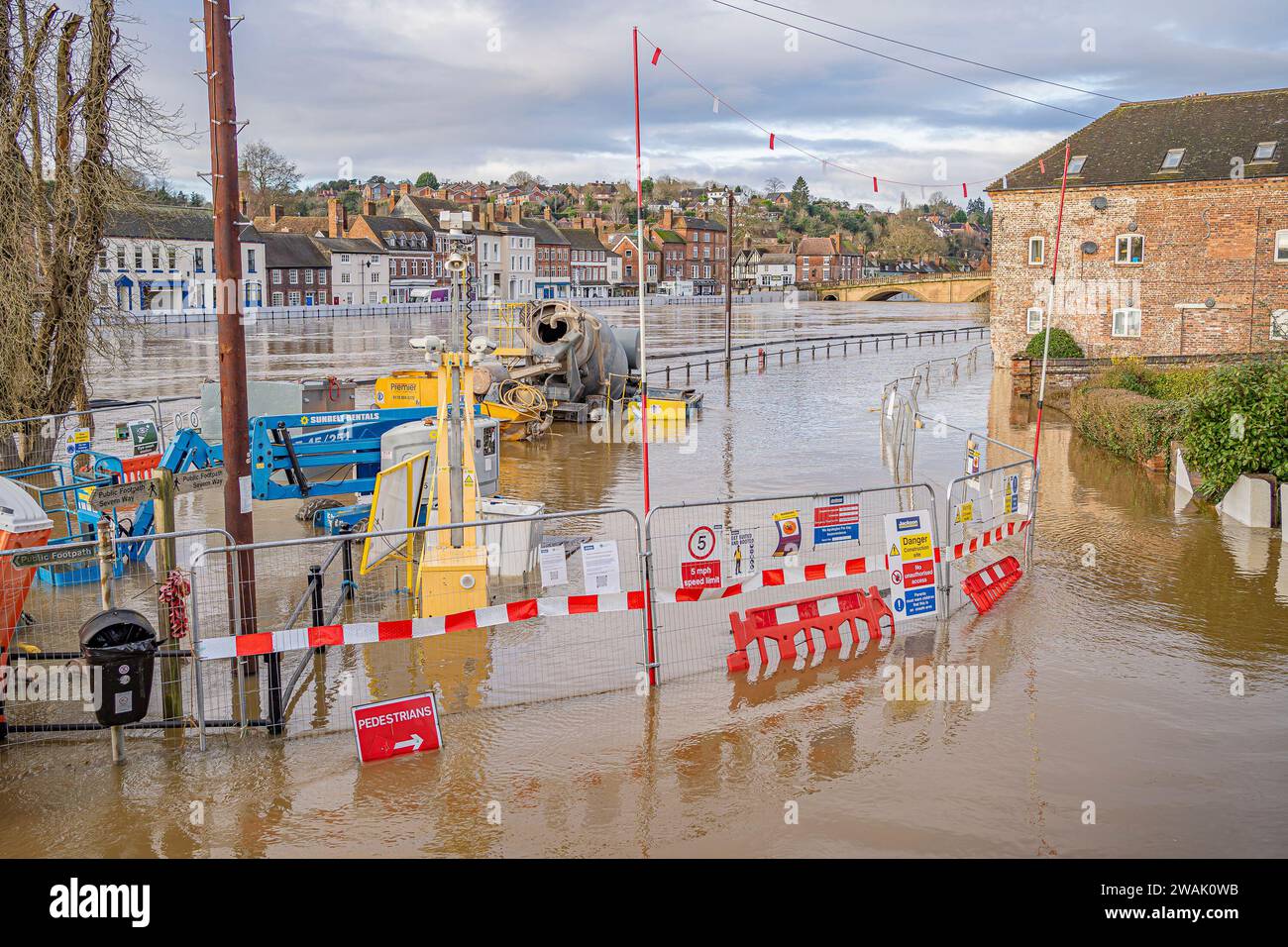 Bewdley, UK. 5th January, 2024. UK weather: After many days of rainfall, flood waters peak at close to their highest levels in Bewdley. Residents are once again left with homes under water that are inhabitable. Many local residents have had to move from their homes for safety. Credit: Lee Hudson/Alamy Live News Stock Photo