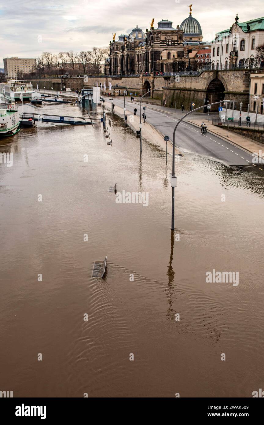 Die Elbe in Dresden führt zum zweiten Mal innerhalb weniger Tage ...