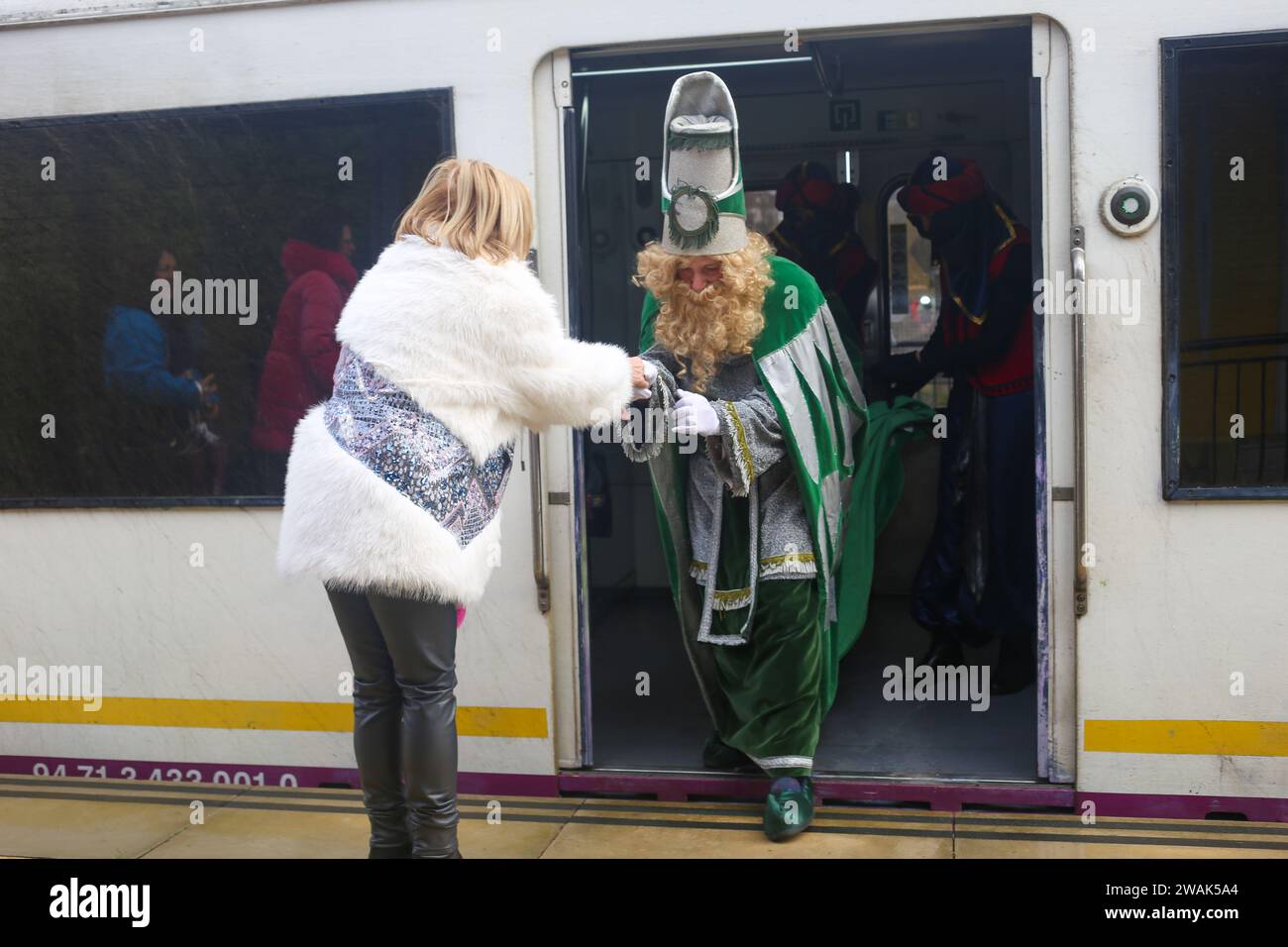 Noreña, Spain, January 05th, 2024: King Gaspar (R) leaves the train where he is greeted by the mayor of Noreña, Amparo Antuña (L) during the arrival of HM The Three Wise Men to Noreña, on January 05, 2024, in Noreña, Spain. Credit: Alberto Brevers / Alamy Live News. Stock Photo