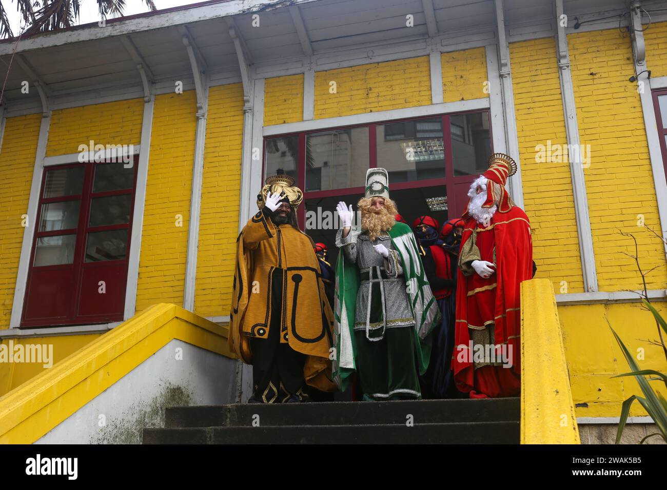 Noreña, Spain, January 05th, 2024: The Three Wise Men greet the children who were waiting for their arrival during the arrival of HM The Three Wise Men to Noreña, on January 05, 2024, in Noreña, Spain. Credit: Alberto Brevers / Alamy Live News. Stock Photo
