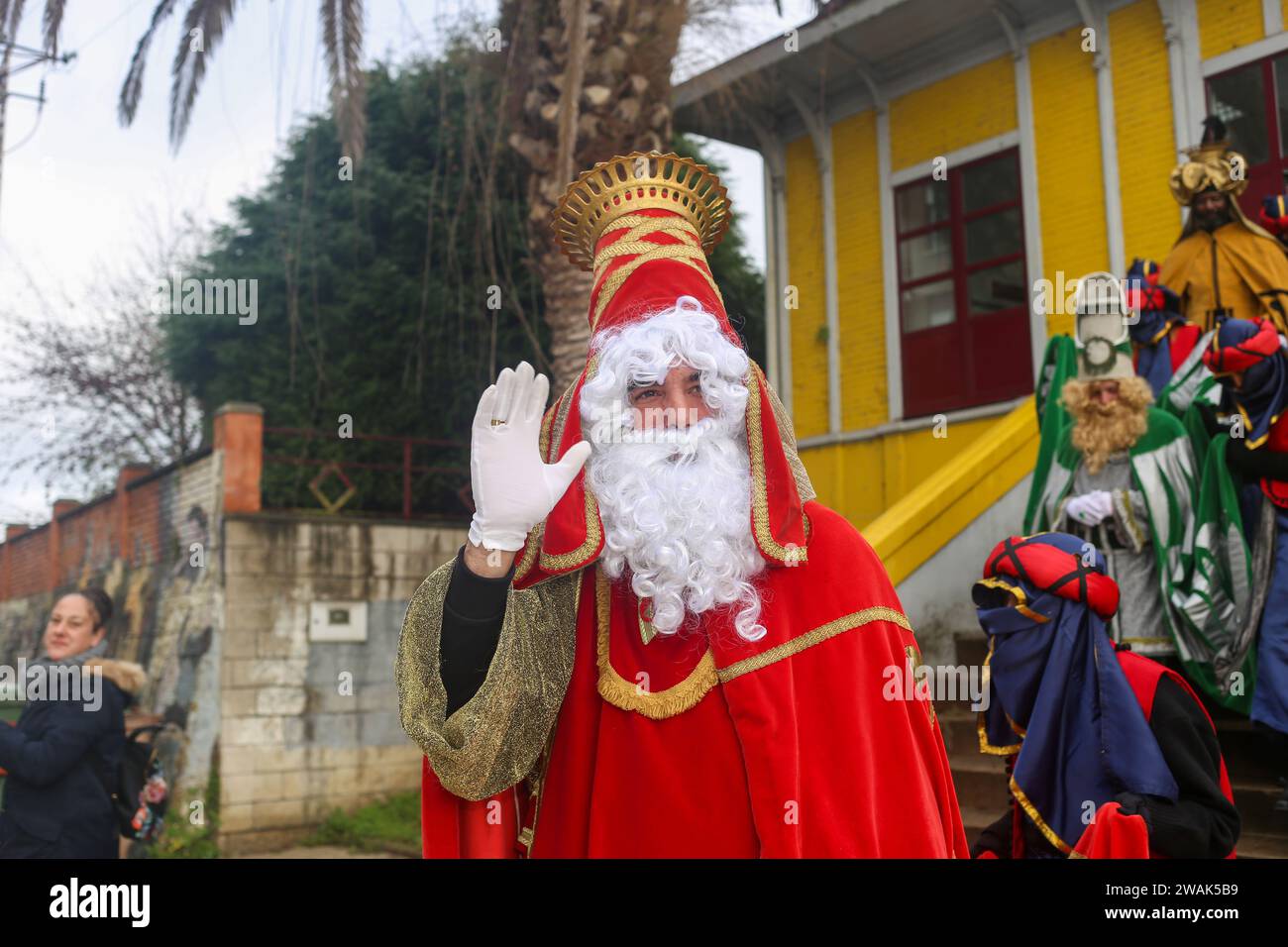 Noreña, Spain, January 05th, 2024: King Melchior greets children during the arrival of HM The Three Wise Men to Noreña, on January 05, 2024, in Noreña, Spain. Credit: Alberto Brevers / Alamy Live News. Stock Photo