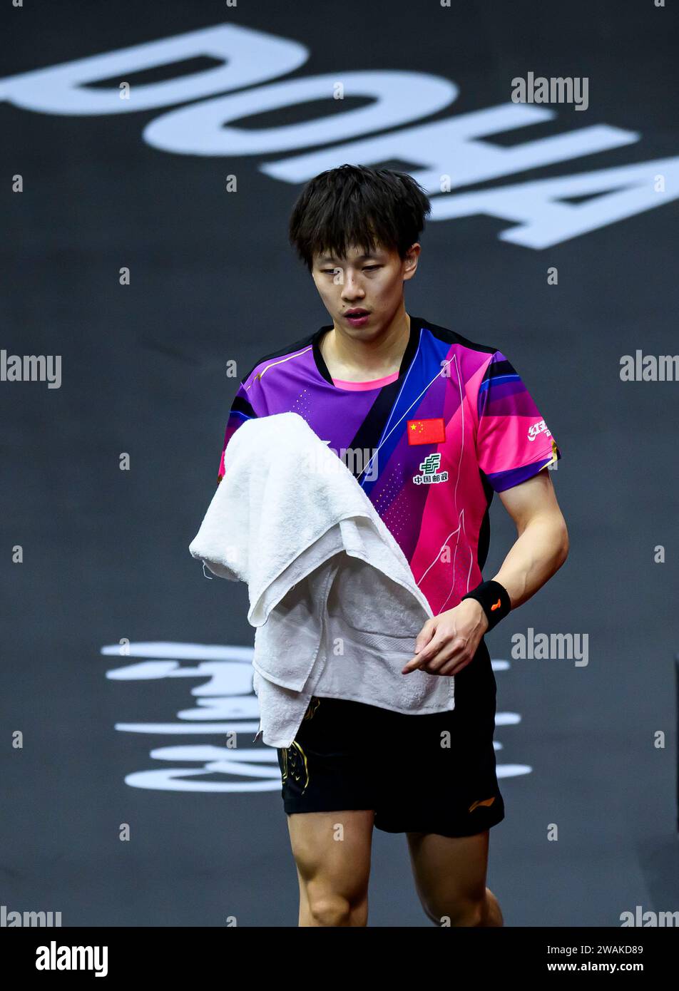 Doha, Qatar. 5th Jan, 2025. Lin Gaoyuan reacts during the men's singles semifinal between Lin