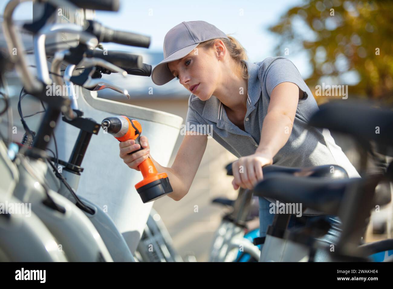 Mechanic using cycle tyre hi-res stock photography and images - Alamy