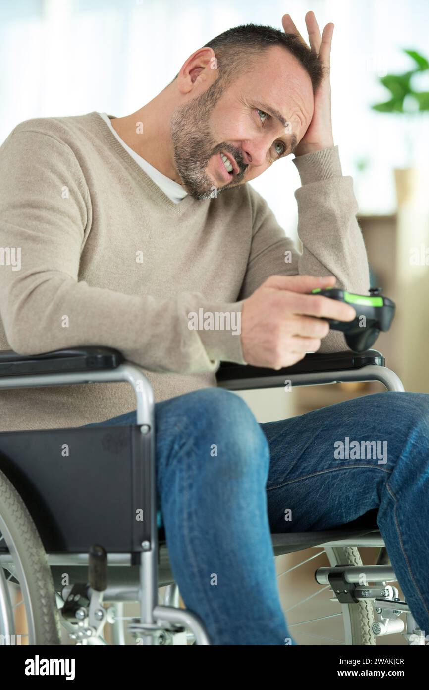 Upset man playing video game hi-res stock photography and images - Alamy