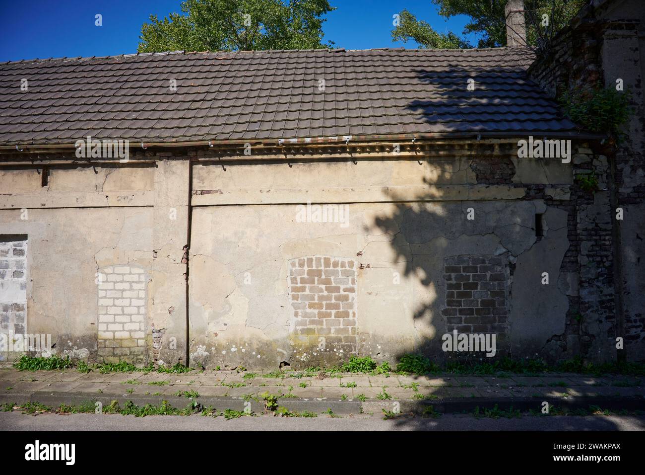 Ein leer stehendes Gebäude mit zugemauerten Fenstern und Türen. Stock Photo