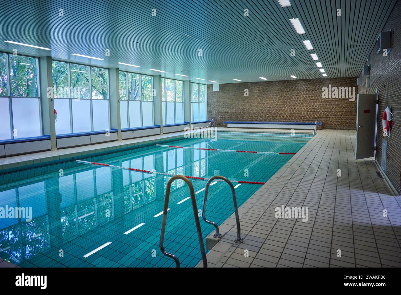 Ein leeres Schwimmbecken in einer Schule Stock Photo