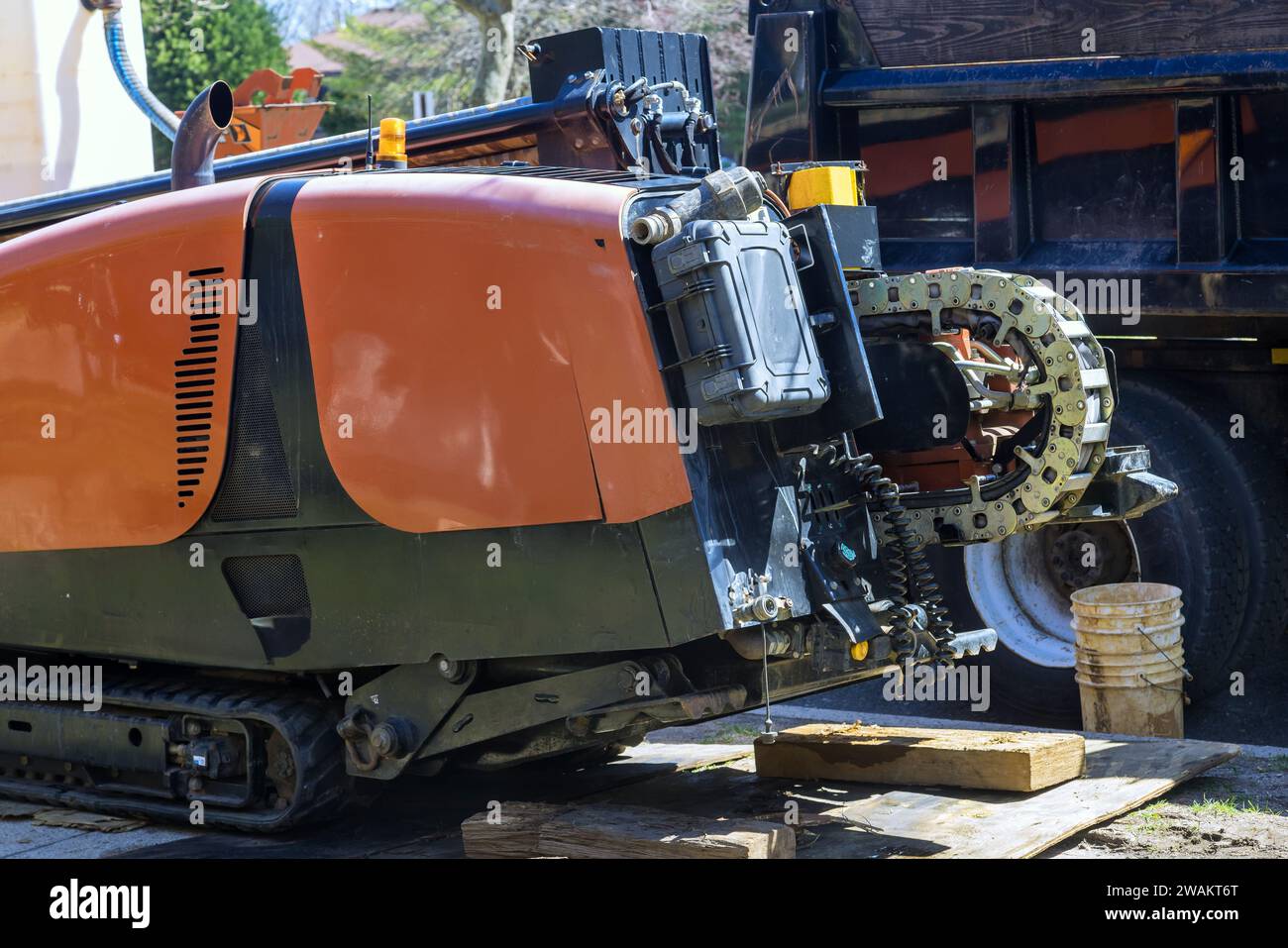 An optical fiber buried cable using drilling machine for laying