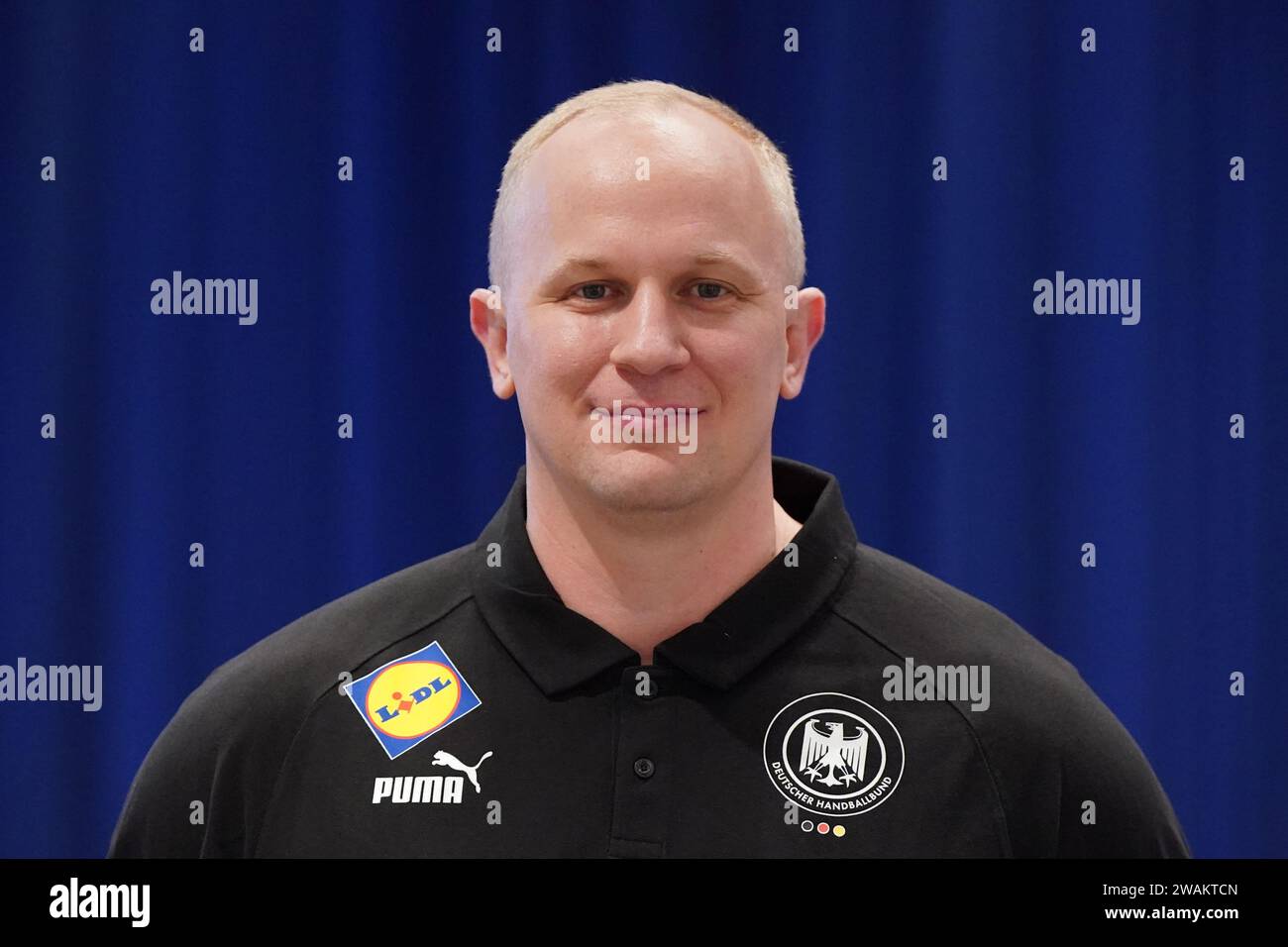 05 January 2024, Schleswig-Holstein, Brunsbüttel: Handball: European Championship, men, German Handball Federation (DHB) media event, team photo and individual photos, at the Elbeforum Brunsbüttel. Athletics coach Simon Overkamp. Photo: Marcus Brandt/dpa Stock Photo