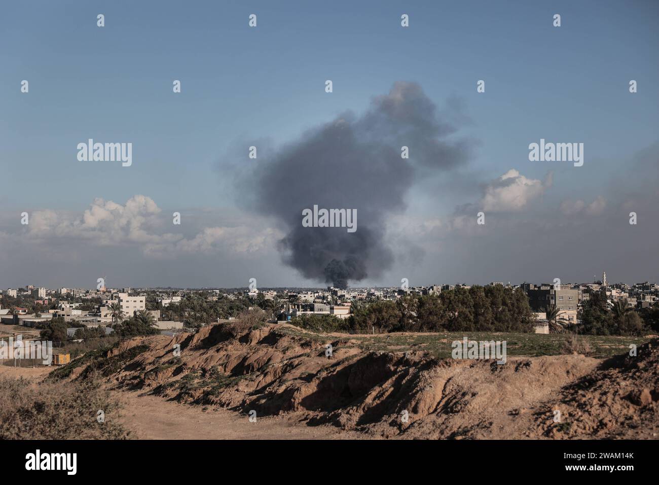 Palestinian families fleeing from Gaza City via the coastal road to The ...