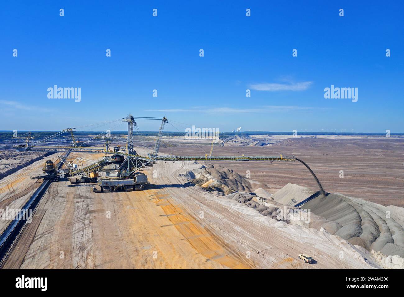 Brown coal being extracted by huge bucket-wheel excavator (BWE) at the Nochten opencast pit, lignite mine near Weisswasser, Saxony, Eastern Germany Stock Photo