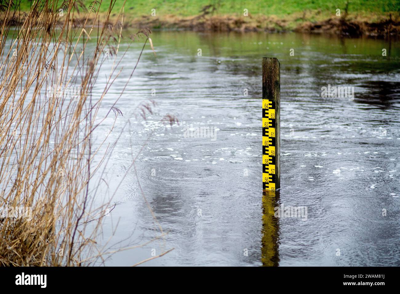 Oldenburg, Germany. 05th Jan, 2024. A gauge shows the current water level of the Hunte at the