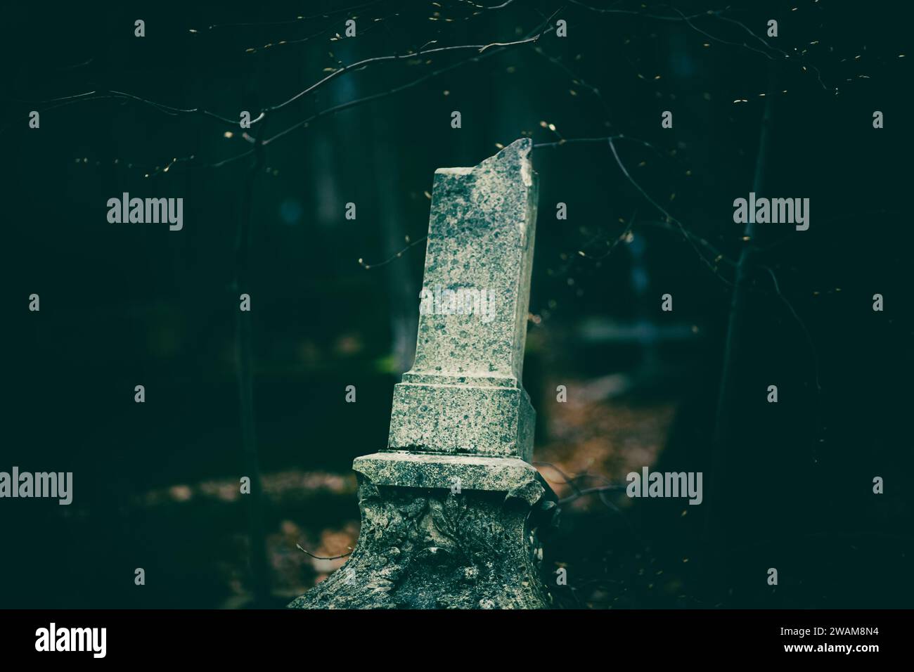 Broken monument in a graveyard hi-res stock photography and images - Alamy