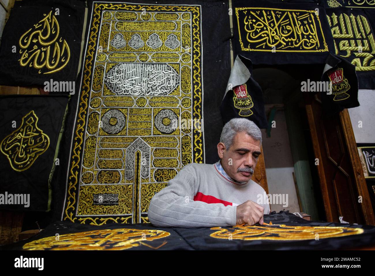 Cairo egypt 05th jan 2024 egyptian embroiderer ahmed shawqi othman