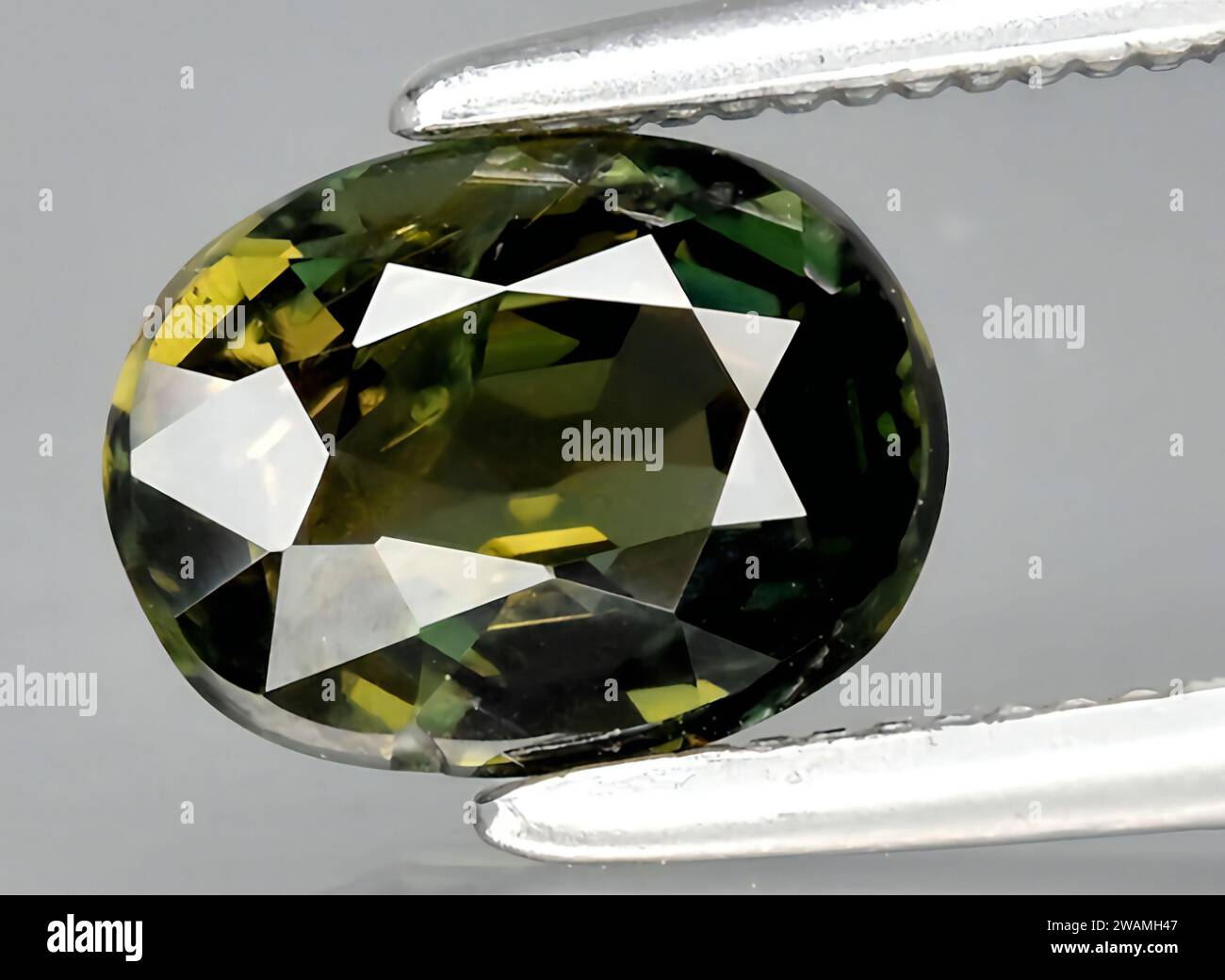 Pierre Précieuse Kornerupine Verte - 2.30 Carats - Taille Coussin 11.5x9.7x3.2 Mm - Origine Kenya - Naturelle Non Traitée