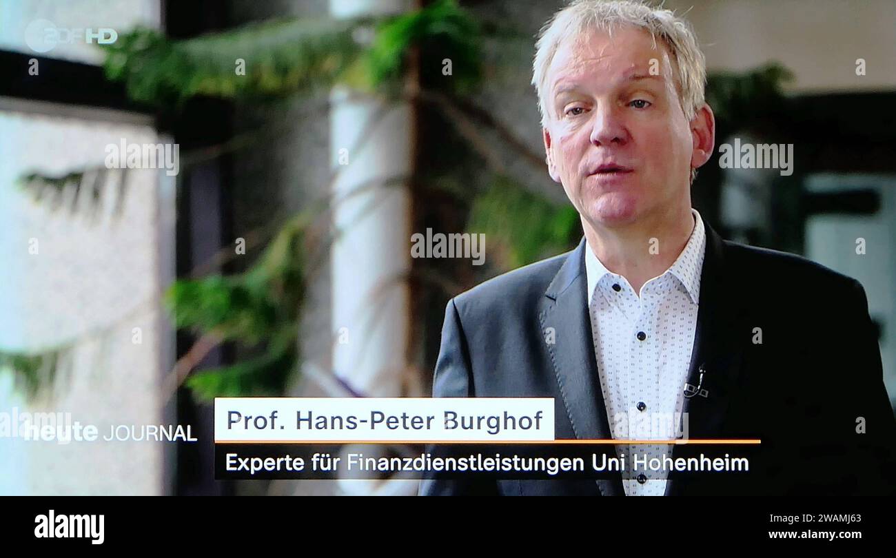 Prof. Hans-Peter Burghof Experte für Finanzierungsleistungen Uni Hohenheim im heute Journal ZDF am 04.01.2024 *** Prof. Hans Peter Burghof Expert for financing services University of Hohenheim in the heute Journal ZDF on 04 01 2024 Stock Photo