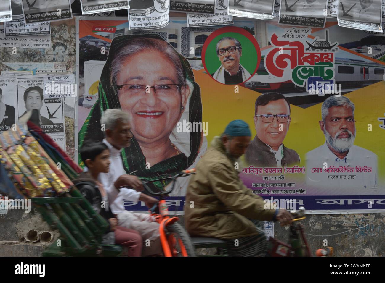Sheikh Reksha Dhaka, Bangladesh. 6th Jan, 2024. Rickshaw passenger passes as election ...