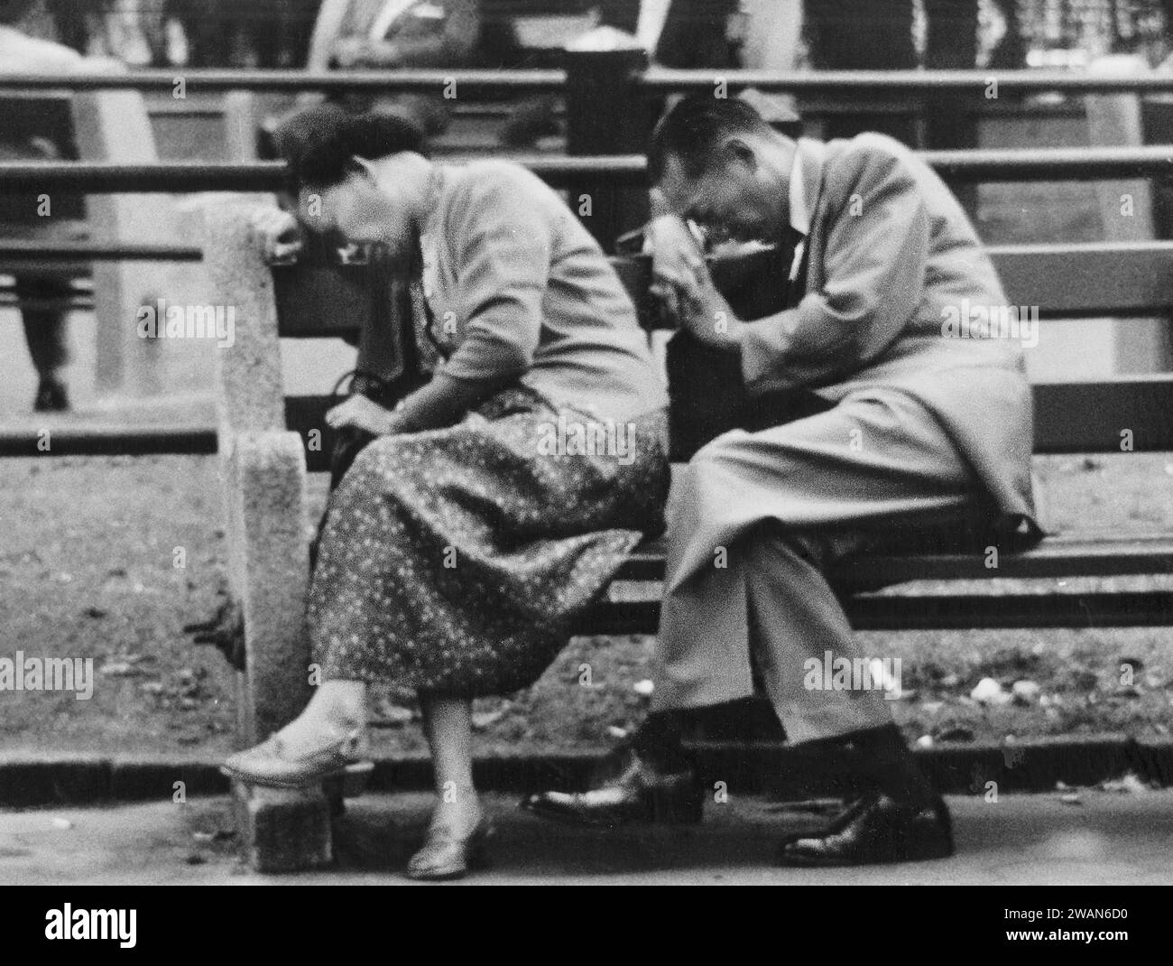 Woman and man napping on park bench, New York City, New York, USA, Angelo Rizzuto, Anthony Angel Collection, August 1957 Stock Photo
