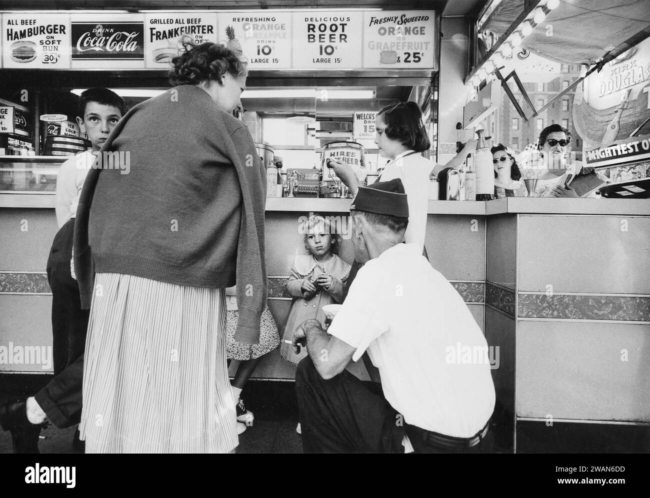 Group of people gathered around fast food restaurant counter, New York City, New York, USA, Angelo Rizzuto, Anthony Angel Collection, August 1958 Stock Photo