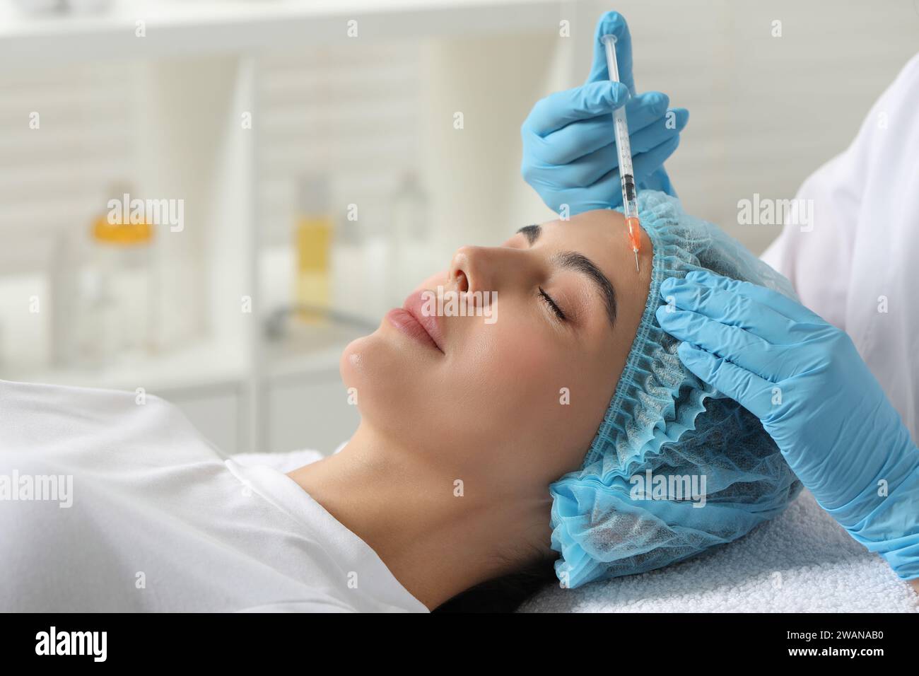 Doctor giving injection young hi-res stock photography and images - Alamy
