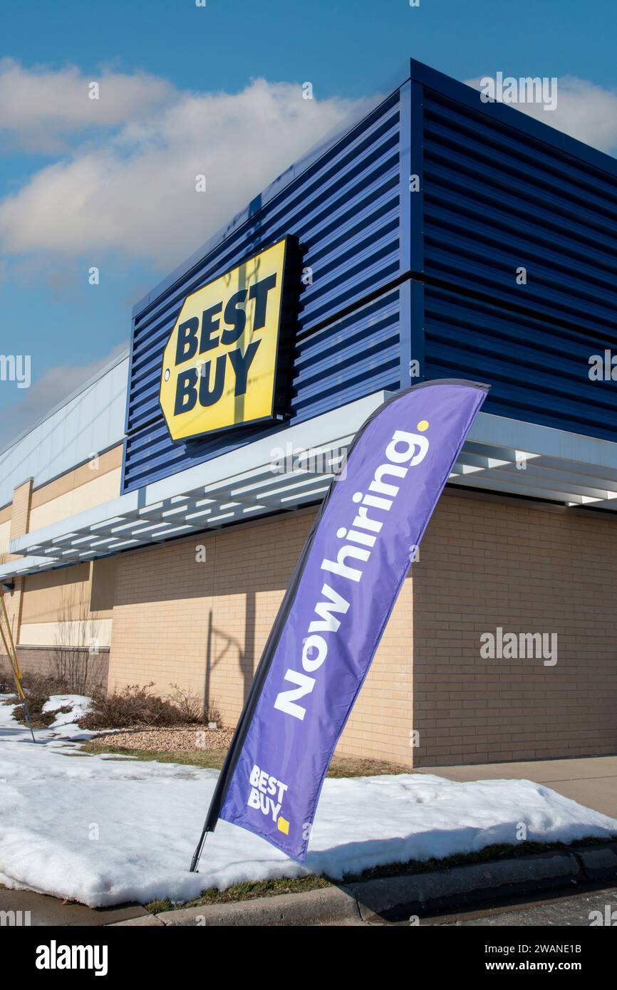 Maplewood, Minnesota. Best Buy with a now hiring sign. Best Buy Co. Inc. is an American multinational consumer electronics retailer Stock Photo