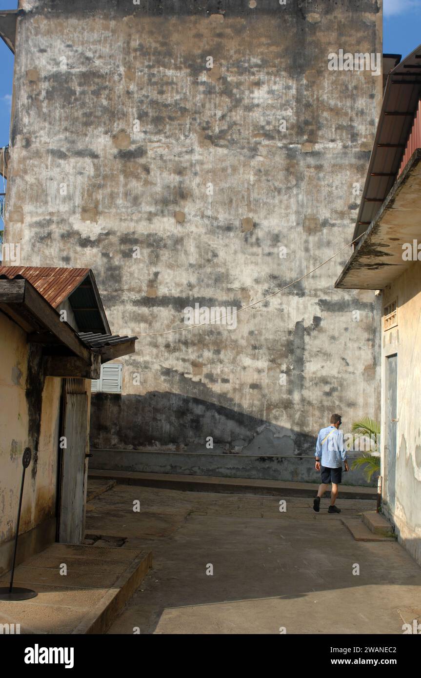 Exterior of prison, Tuol Sleng Genocide Museum (S-21 Security Prison ...