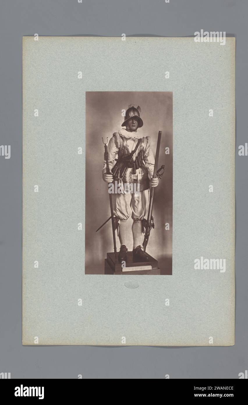 16th-century armor with rifle and stab weapon from the army of Henry III of France, from the collection of the Musée d'Artillerie in Paris, Anonymous, c. 1877 - in or before 1882 photomechanical print This print is part of a cover with 36 prints, a title page and a list of images. Paris paper  armour. firearms: rifle. hacking and thrusting weapons Stock Photo