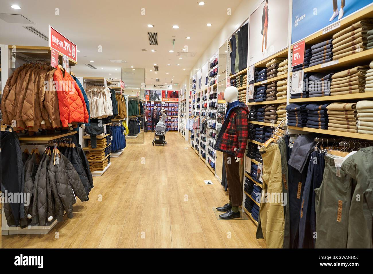 Uniqlo store shelves hi-res stock photography and images - Alamy