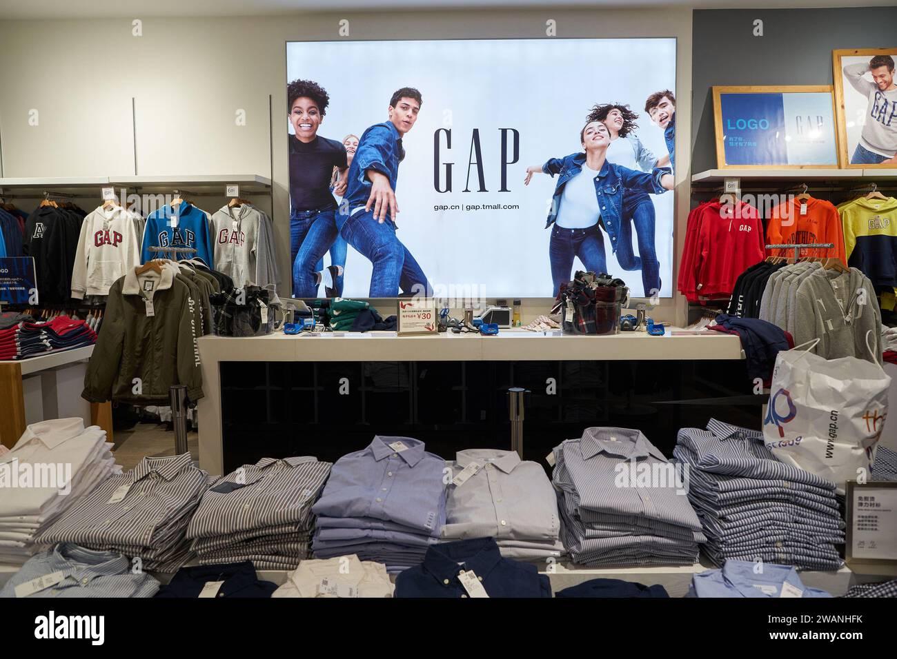 Gap clothes hi-res stock photography and images - Page 13 - Alamy