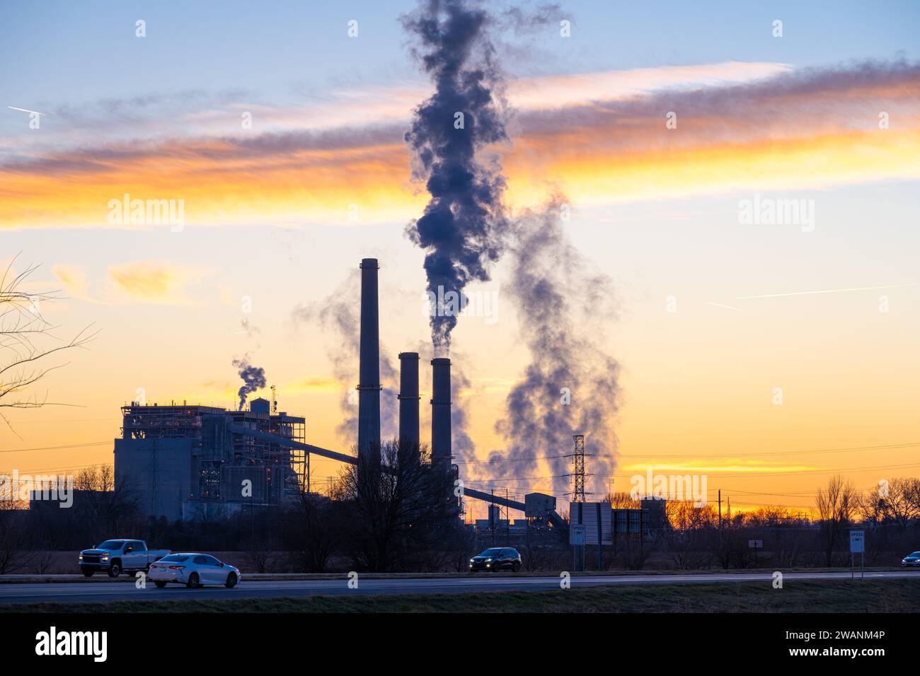 OG+E Muskogee Power Plant, a natural gas and coal-fired power plant in Fort Gibson, Oklahoma, at dusk. (USA) Stock Photo