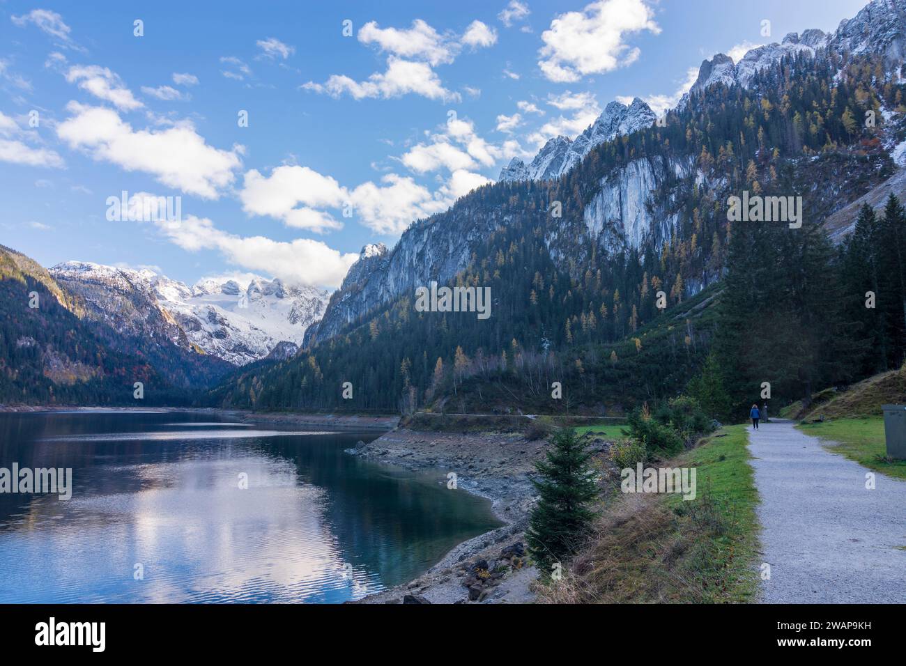 Gosau: Lake Vorderer Gosausee,  mountain range Dachstein with glacier, mountain range Gosaukamm (right), autumn colors in Salzkammergut, Oberösterreic Stock Photo