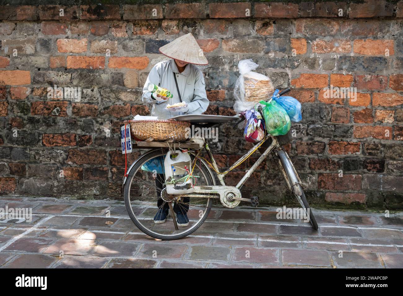Street vendor selling food in Hanoi, Vietnam Stock Photo