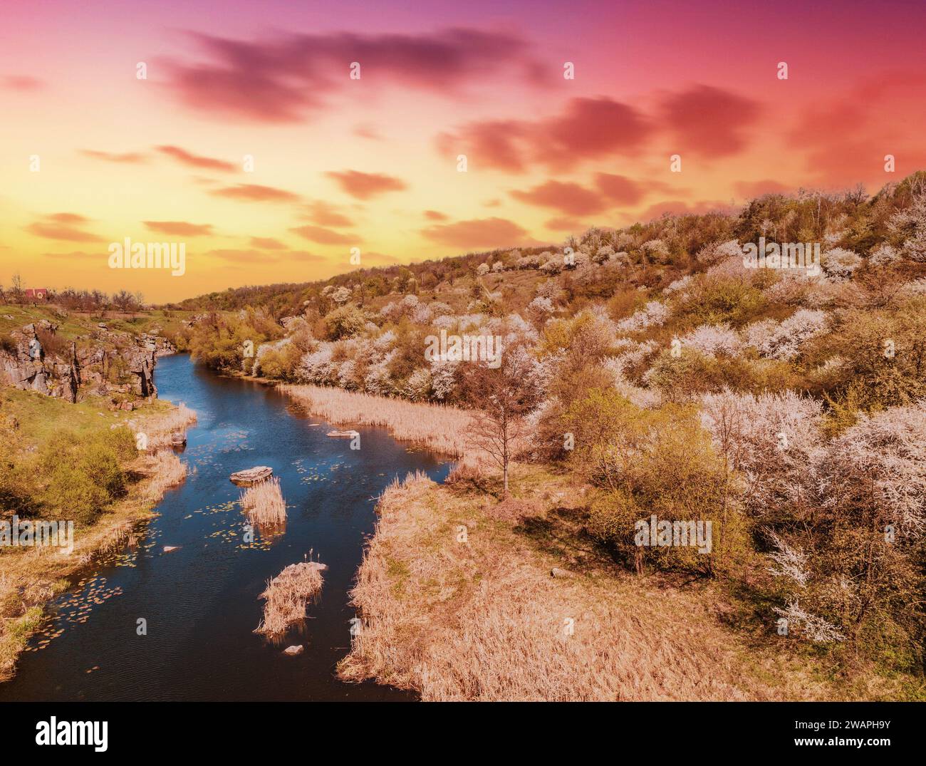 Rocky bank mountain landscape hi res stock photography and images Alamy