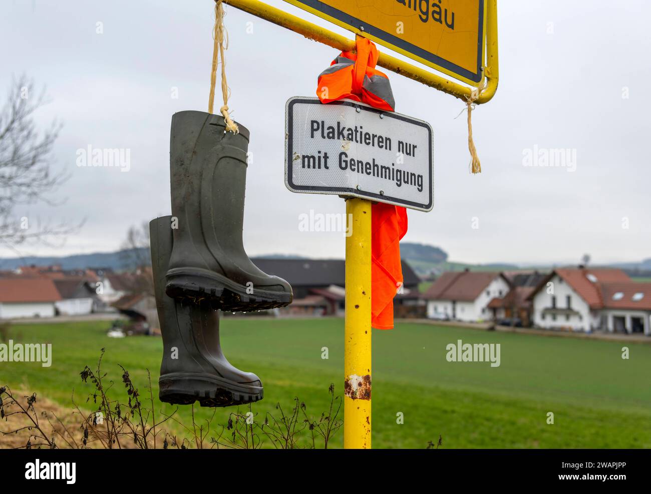 Schuhe An Ortsschild Hngen