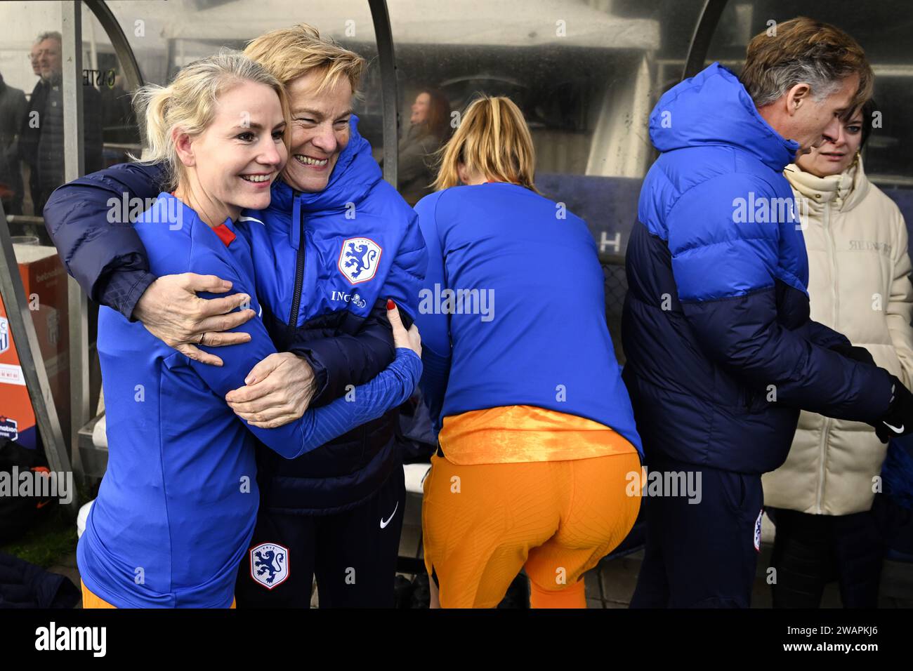 HAARLEM - Vera Pauw greets Jeanet van der laan during the traditional New Year's match with former internationals of the Dutch women's team at Royal HFC. ANP OLAF KRAAK netherlands out - belgium out Stock Photo