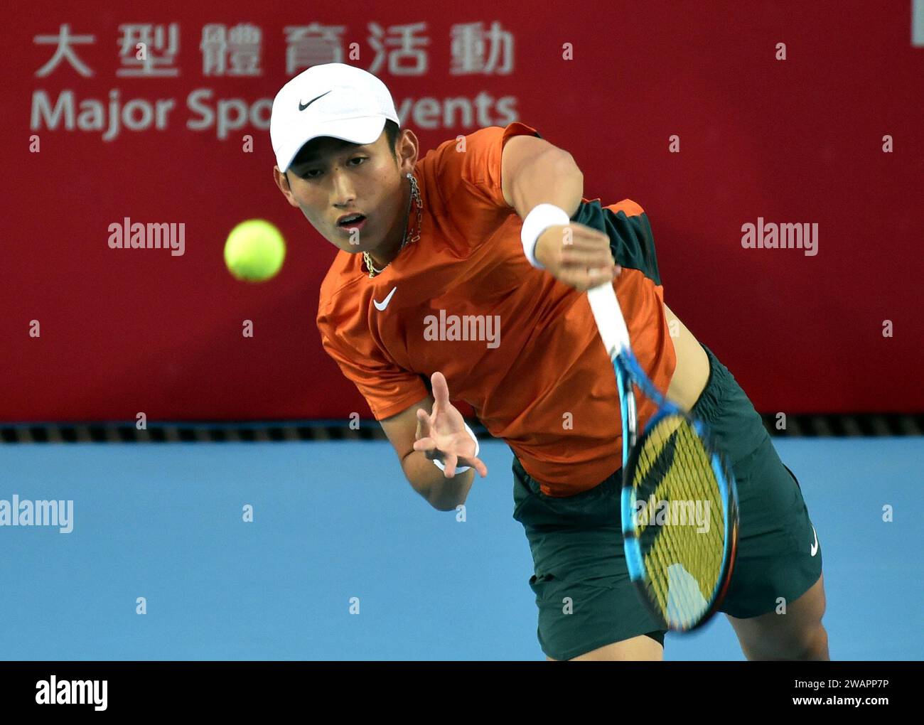 Hong Kong, South China. 6th Jan, 2024. Shang Juncheng serves during the