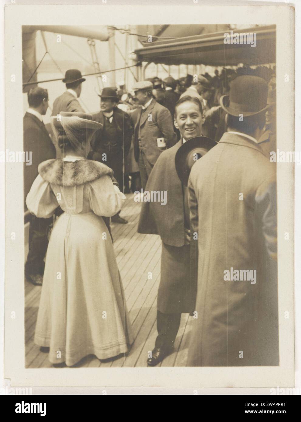I beg your pardon, 1908 photograph Travel companions of Dolph Kessler on the upper deck of The Empress of India traveling from Yokohama to Vancouver, with white cap in the background Henri Detding, Mrs. Deterding in the foreground. Part of Dolph Kessler's photo album with recordings he made during his stay in England and On a world trip that he went as secretary of Henri Detding (director of Royal Oil) to the Dutch East Indies, Japan, China and the United States, between 1906 and 1908. Yokohama cardboard. photographic support gelatin silver print Stock Photo