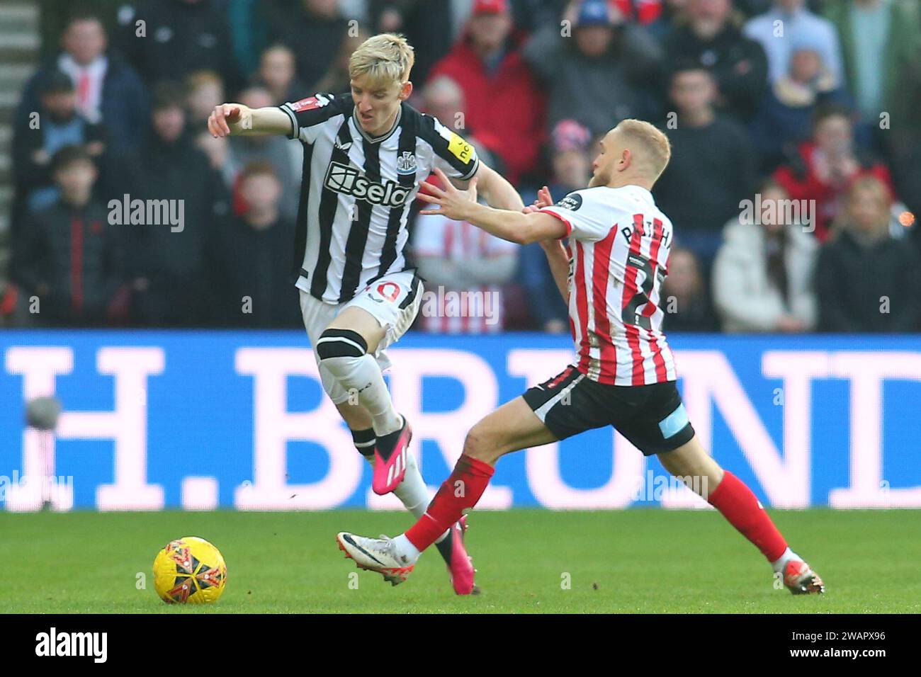 Sunderland on Saturday 6th January 2024. Newcastle United's Anthony Gordon breaks away from Sunderland's Alex Pritchard during the FA Cup Third Round match between Sunderland and Newcastle United at the Stadium Of Light, Sunderland on Saturday 6th January 2024. (Photo: Michael Driver | MI News) Credit: MI News & Sport /Alamy Live News Stock Photo