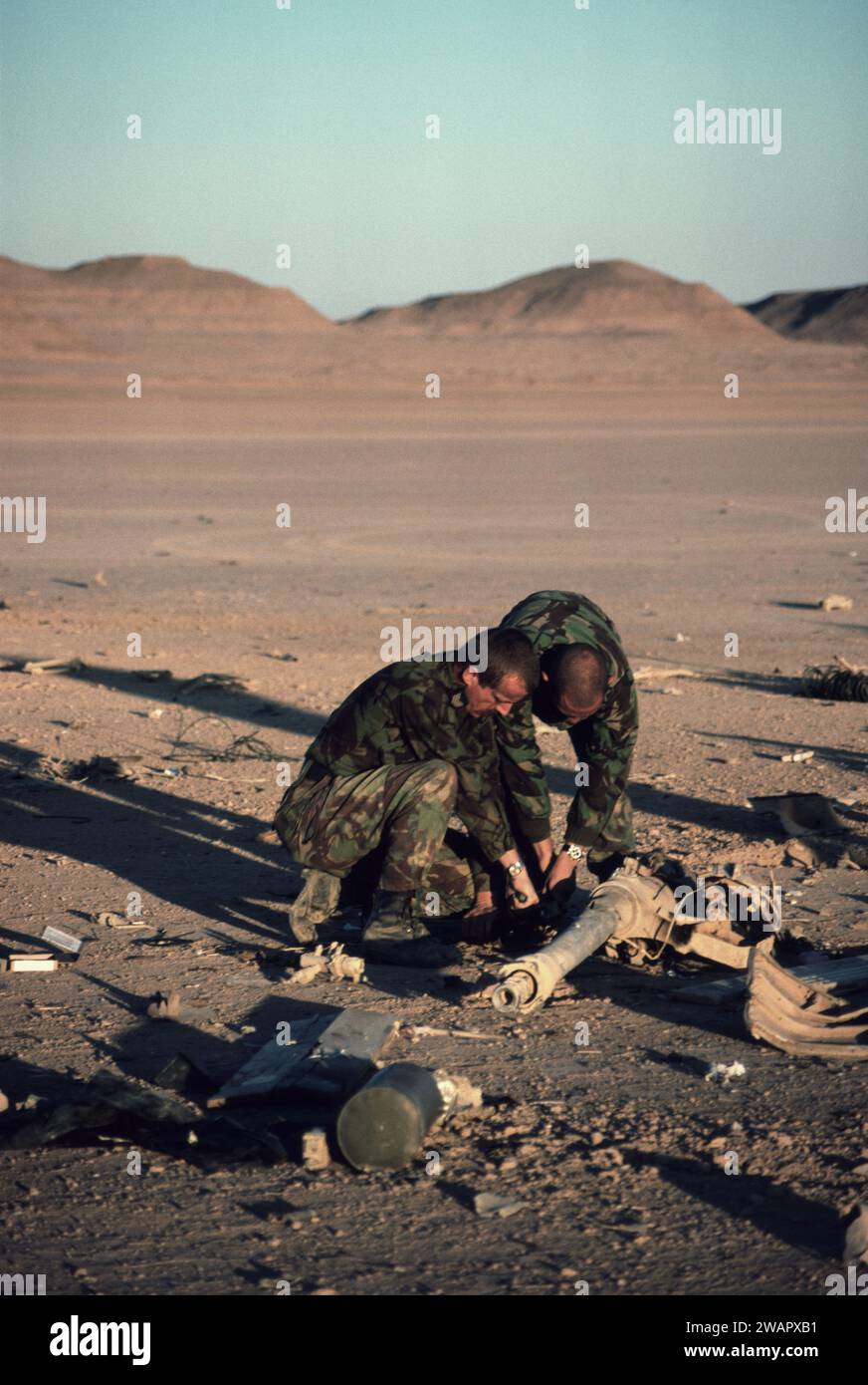 First Gulf War: 21st January 1991 In the desert in north-west Saudi Arabia, ground-crew sift through the wreckage of an RAF Tornado GR1. Stock Photo