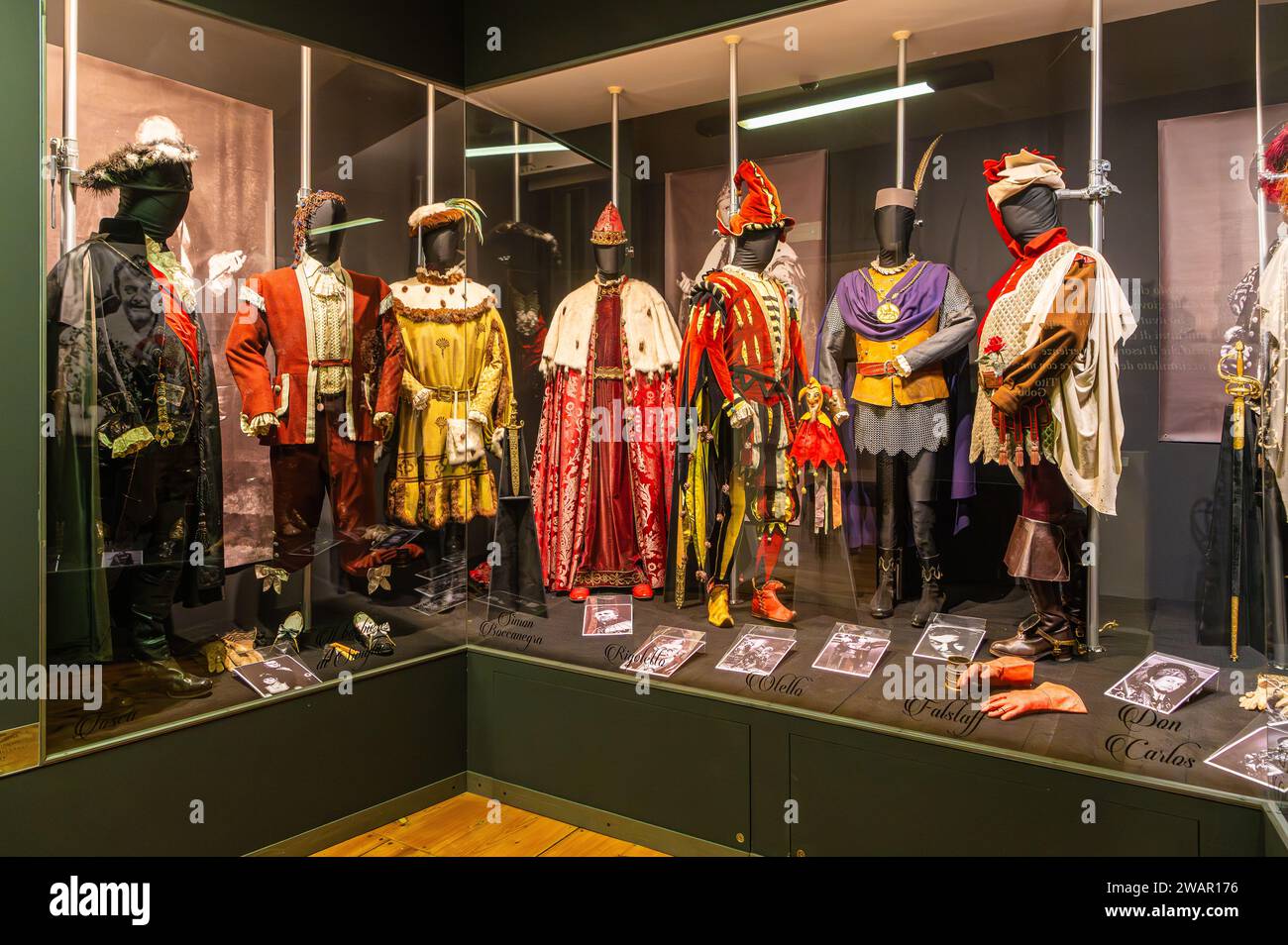 Costumes by Tito Gobbi. It was one of the greatest Italian baritones of