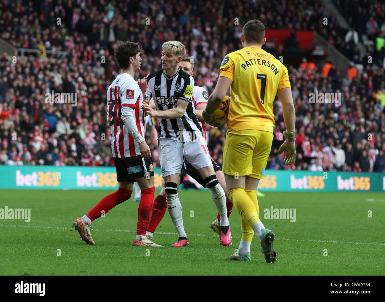 Sunderland, UK. 6th Jan, 2024. Anthony Gordon of Newcastle United rects ...