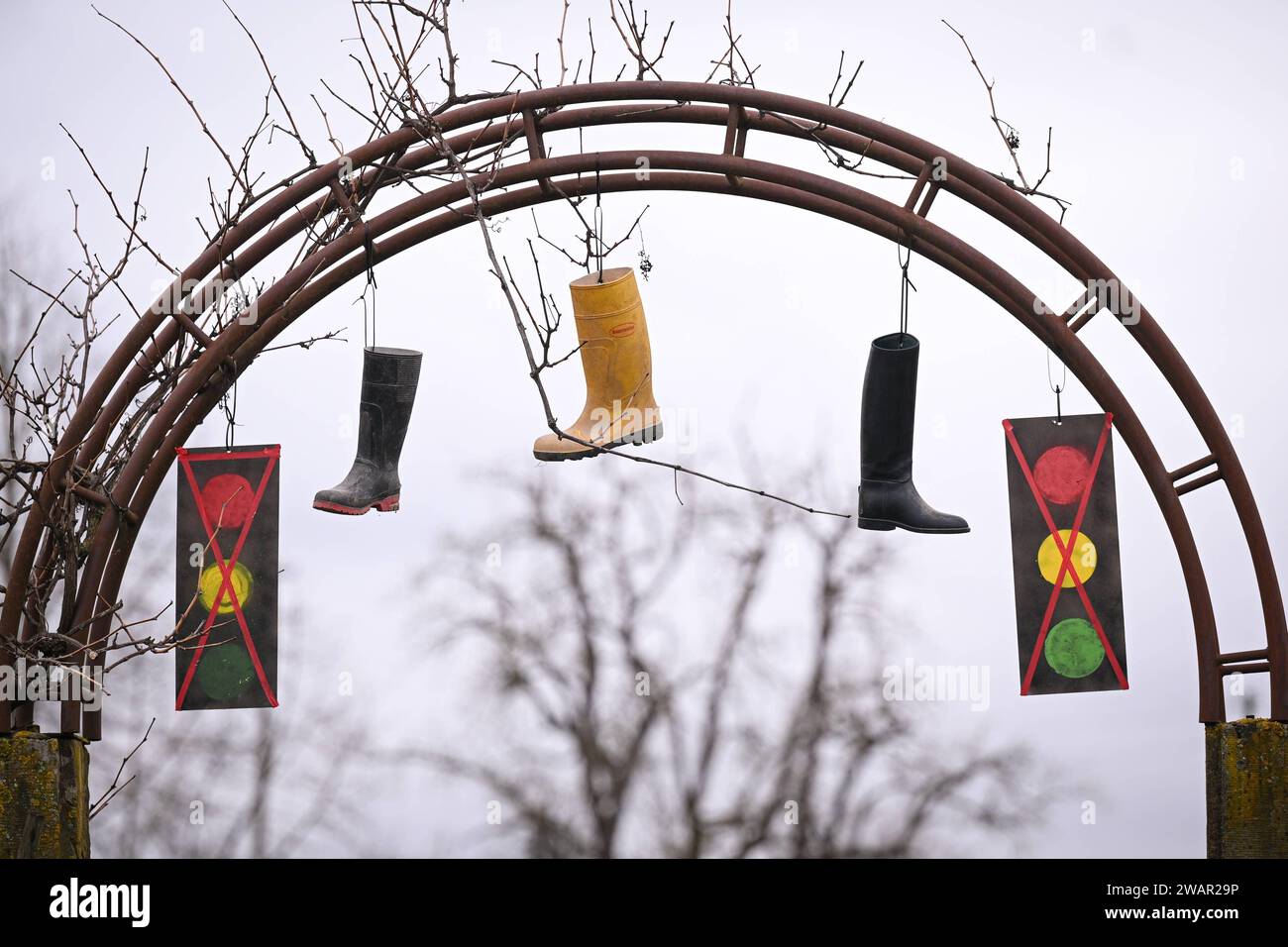 Rottenburg Wendelsheim Kreis Tuebingen 06.01.2024 Bauernstreik Das Bogentor am Orteingang von