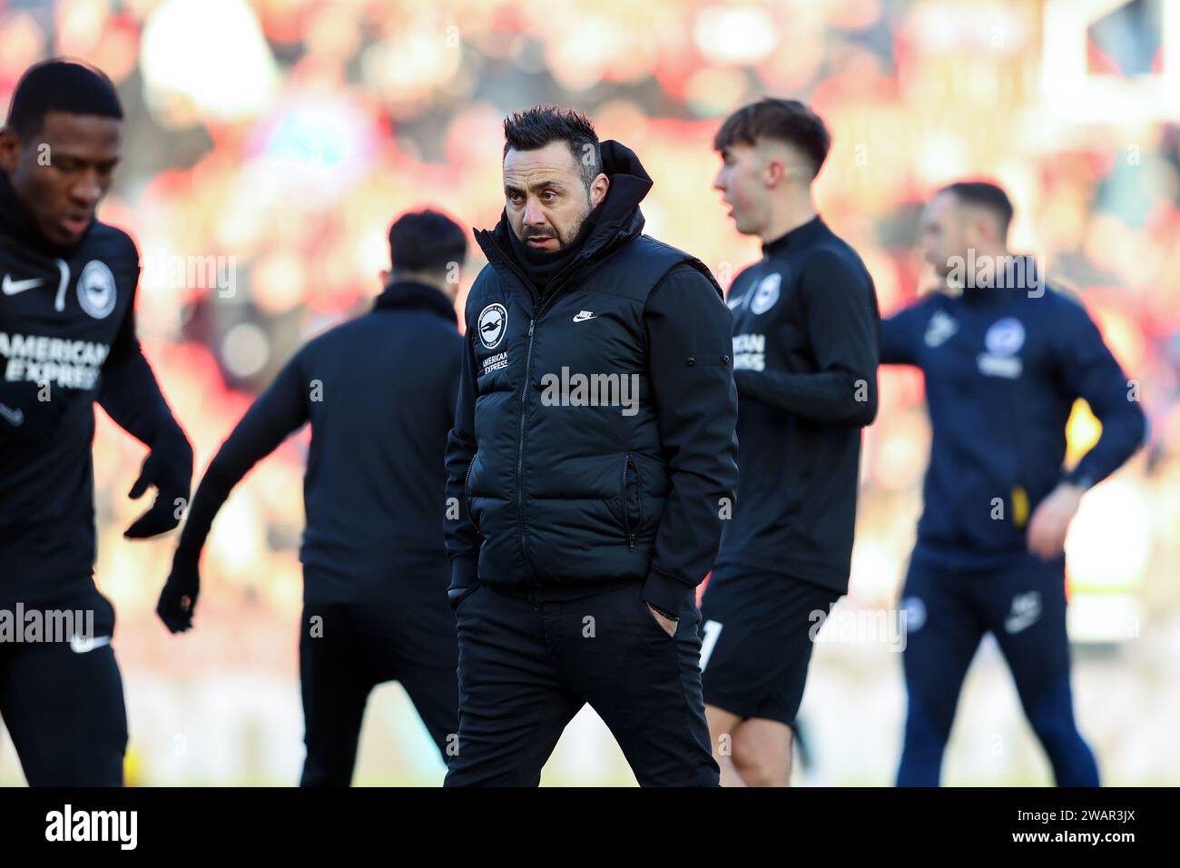 Stoke-on-Trent on Saturday 6th January 2024. Brighton manager Roberto De Zerbi watches his team warm up during the FA Cup Third Round match between Stoke City and Brighton and Hove Albion at the Britannia Stadium, Stoke-on-Trent on Saturday 6th January 2024. (Photo: Chris Donnelly | MI News) Credit: MI News & Sport /Alamy Live News Stock Photo